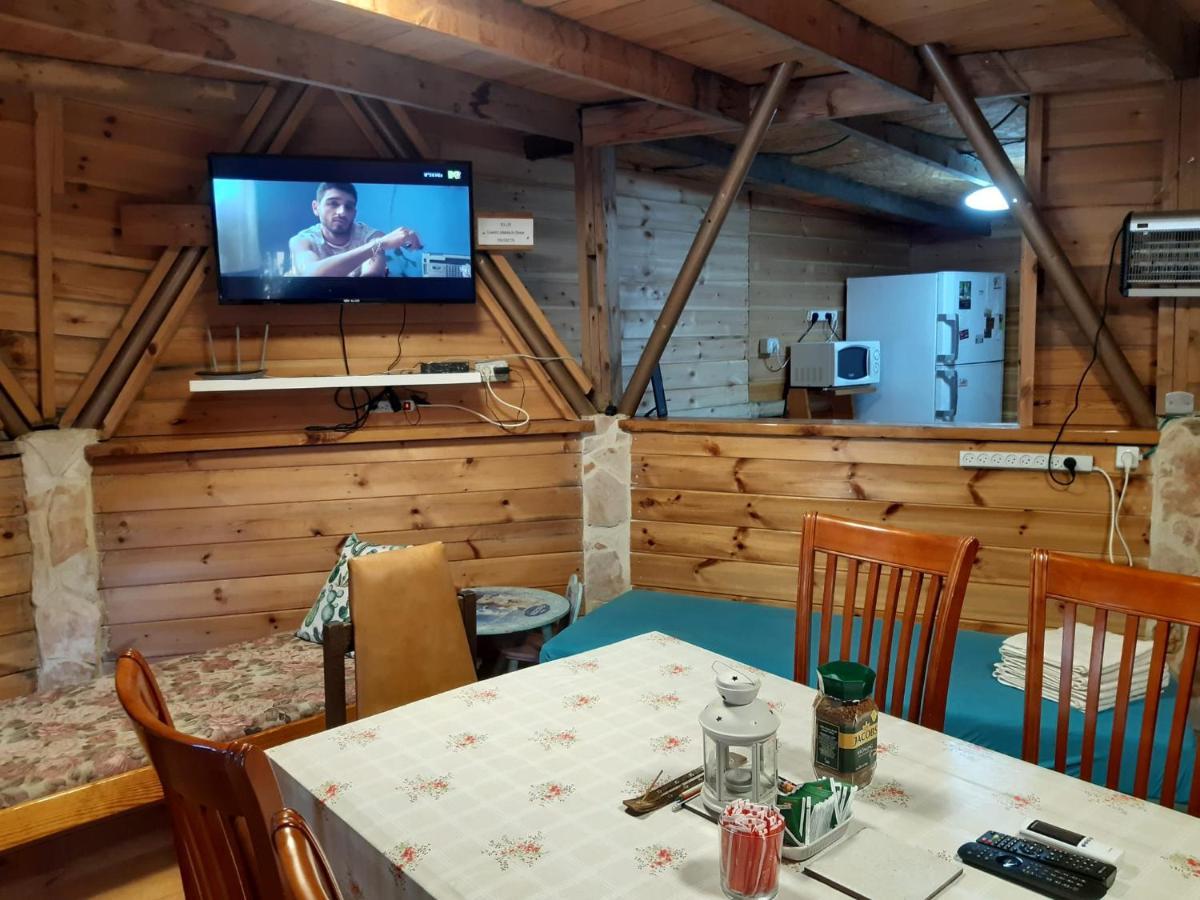 בקתת עץ בחורש במנות - דום גיאודזי - Wooden Cabin In Manot Ngoại thất bức ảnh