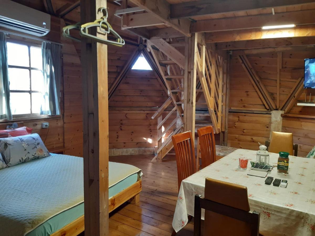 בקתת עץ בחורש במנות - דום גיאודזי - Wooden Cabin In Manot Ngoại thất bức ảnh