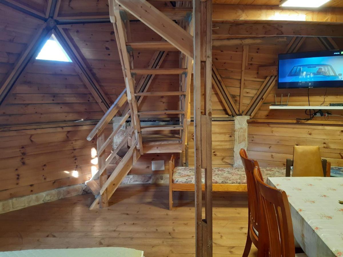 בקתת עץ בחורש במנות - דום גיאודזי - Wooden Cabin In Manot Ngoại thất bức ảnh