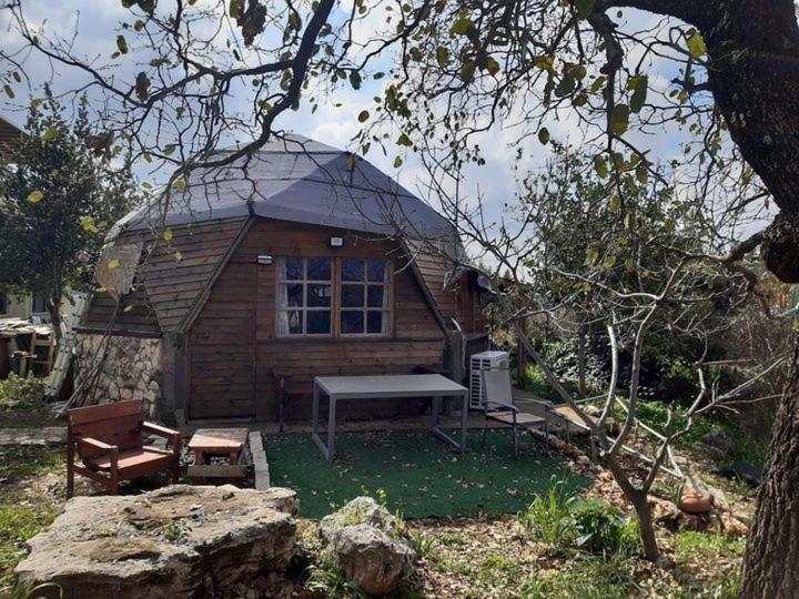 בקתת עץ בחורש במנות - דום גיאודזי - Wooden Cabin In Manot Ngoại thất bức ảnh