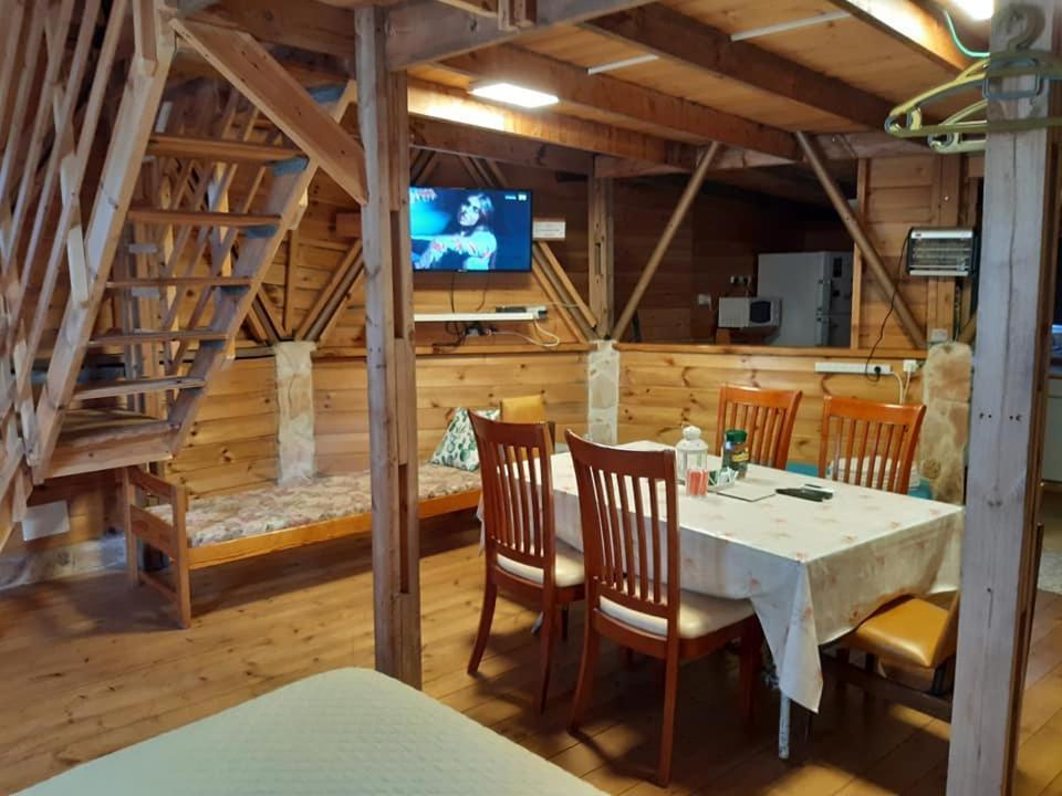 בקתת עץ בחורש במנות - דום גיאודזי - Wooden Cabin In Manot Ngoại thất bức ảnh