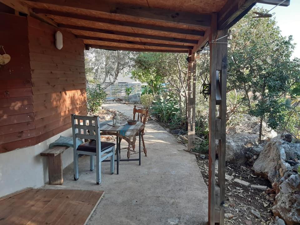 בקתת עץ בחורש במנות - דום גיאודזי - Wooden Cabin In Manot Ngoại thất bức ảnh