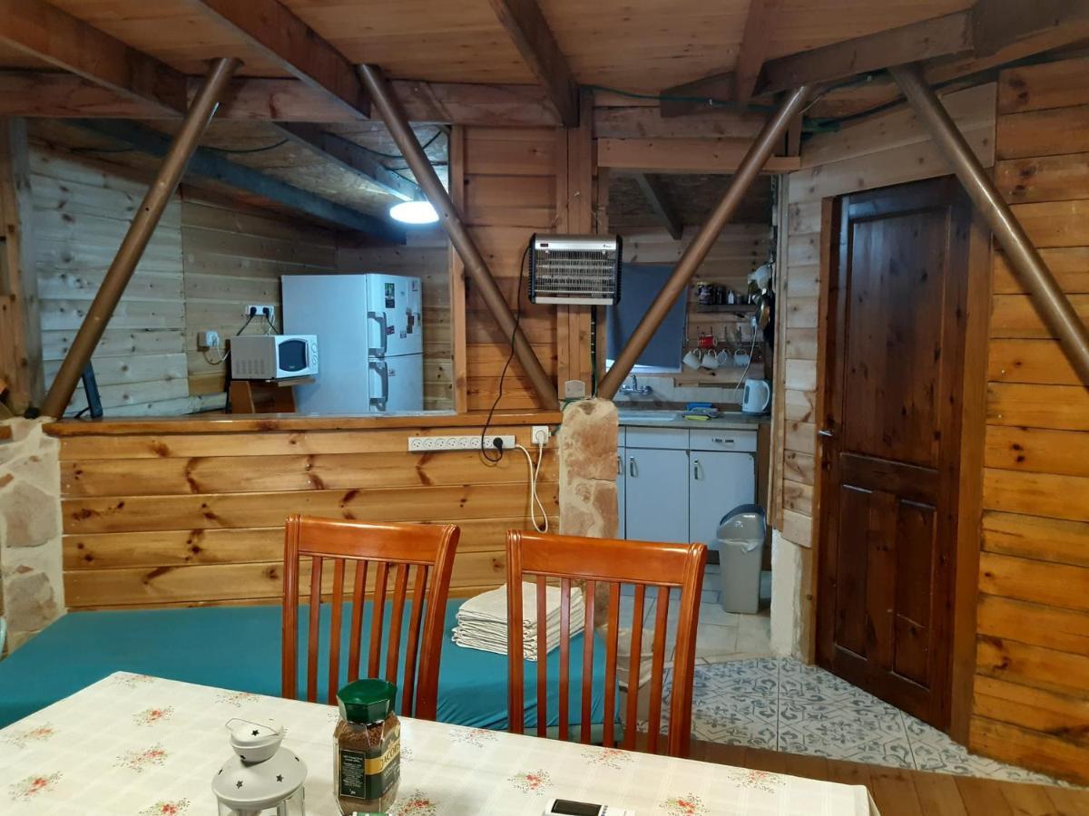 בקתת עץ בחורש במנות - דום גיאודזי - Wooden Cabin In Manot Ngoại thất bức ảnh