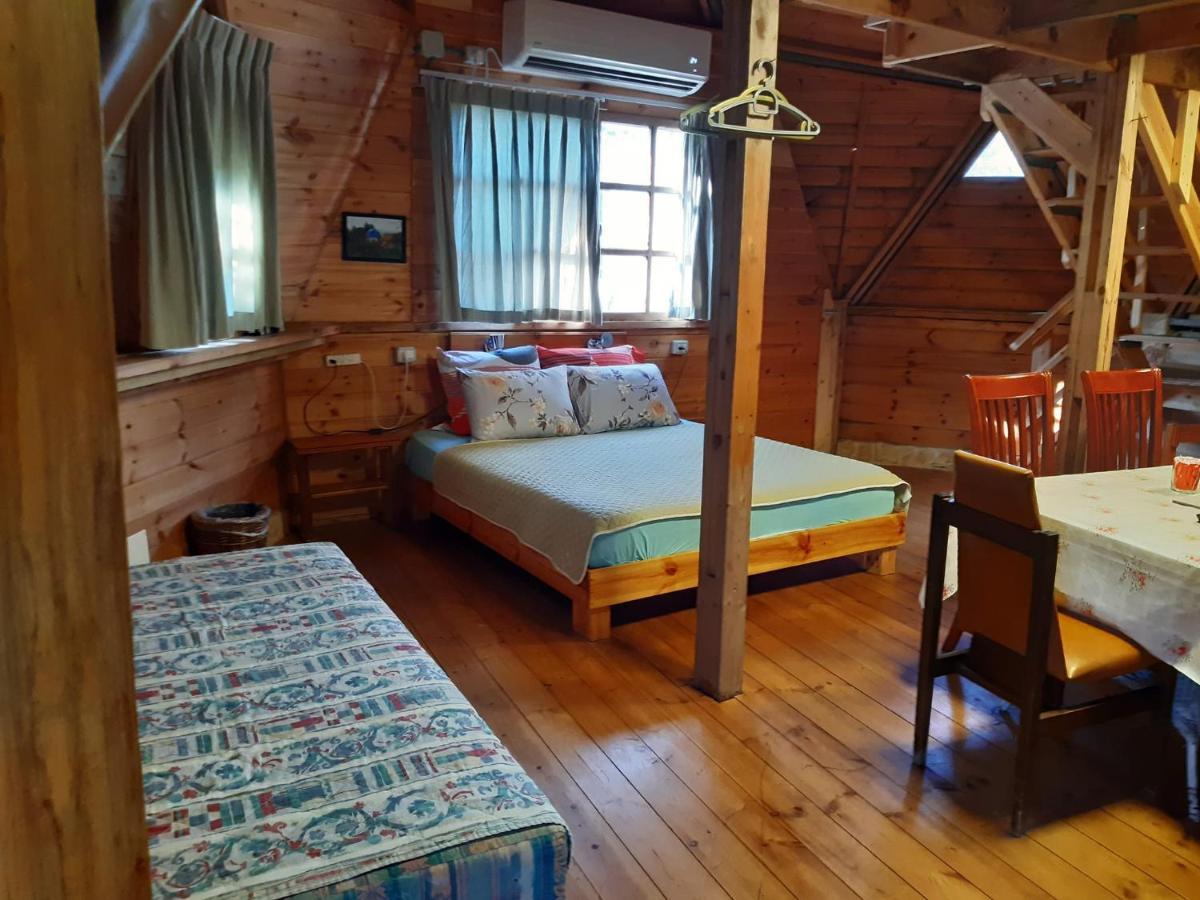 בקתת עץ בחורש במנות - דום גיאודזי - Wooden Cabin In Manot Ngoại thất bức ảnh