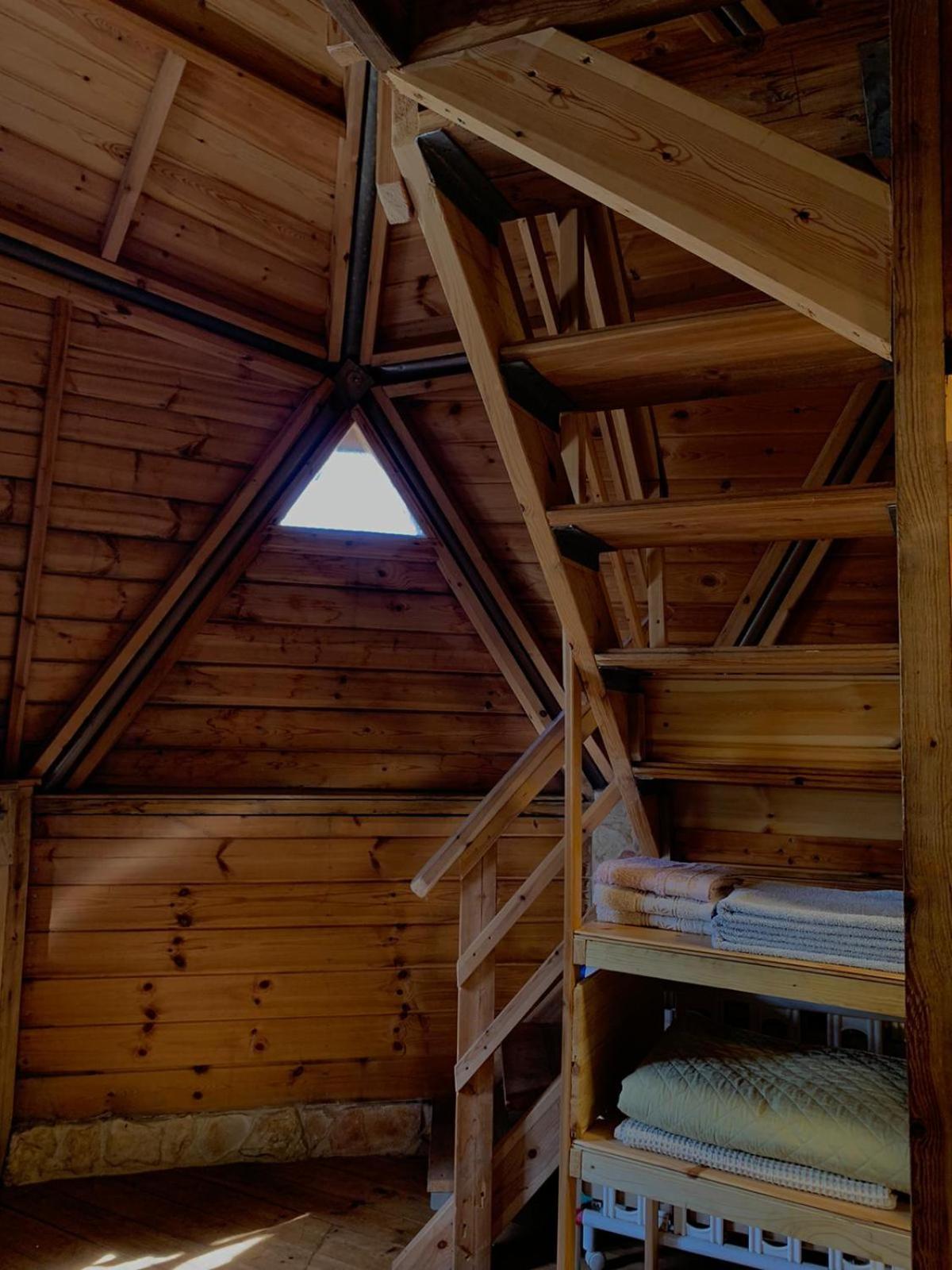 בקתת עץ בחורש במנות - דום גיאודזי - Wooden Cabin In Manot Ngoại thất bức ảnh