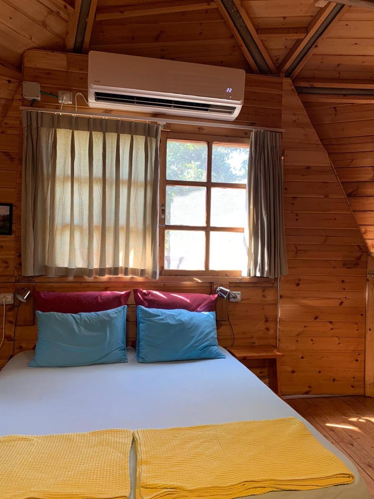 בקתת עץ בחורש במנות - דום גיאודזי - Wooden Cabin In Manot Ngoại thất bức ảnh