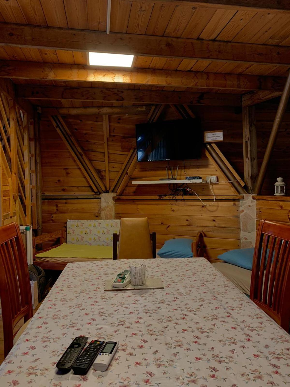 בקתת עץ בחורש במנות - דום גיאודזי - Wooden Cabin In Manot Ngoại thất bức ảnh