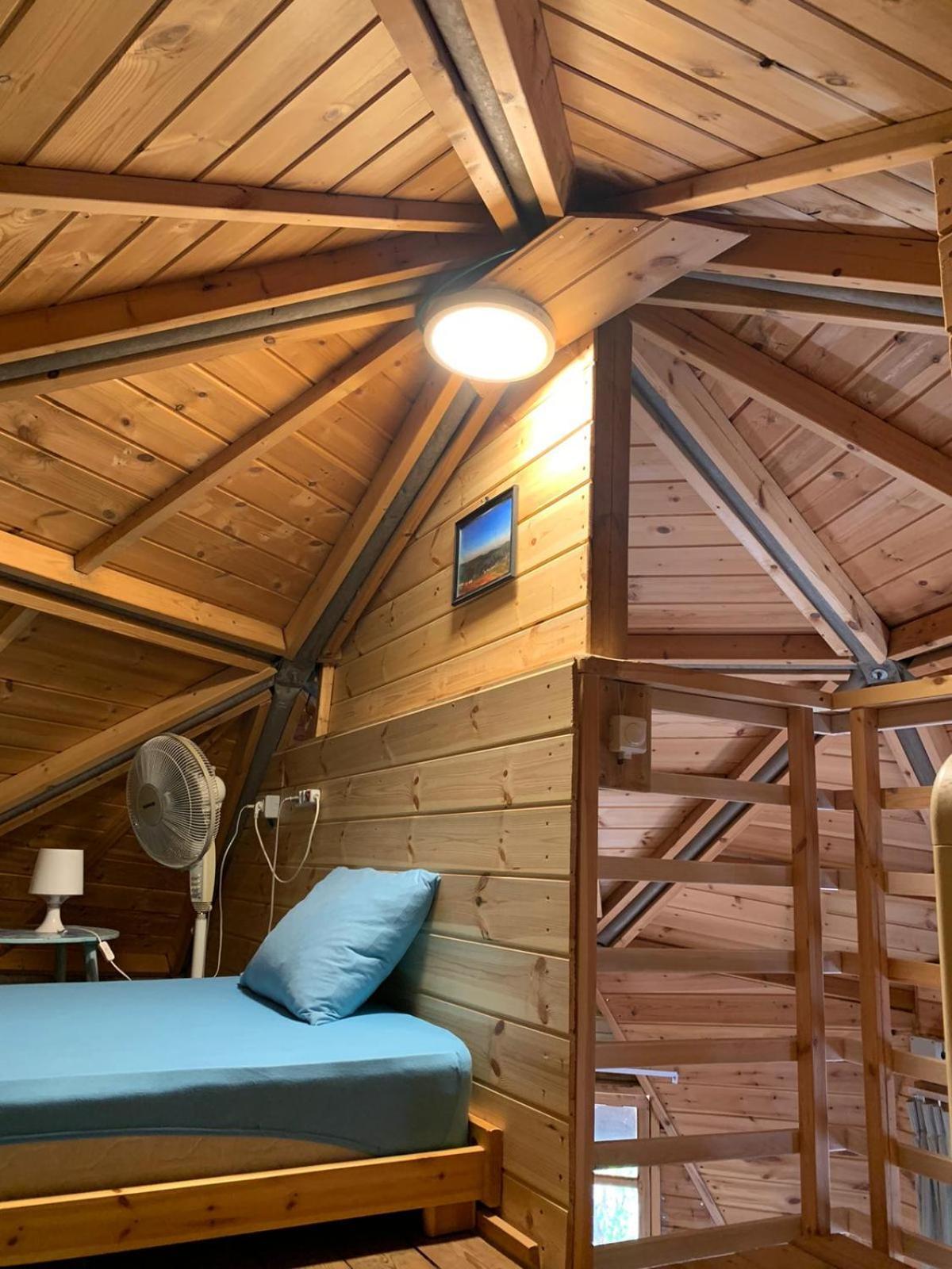 בקתת עץ בחורש במנות - דום גיאודזי - Wooden Cabin In Manot Ngoại thất bức ảnh