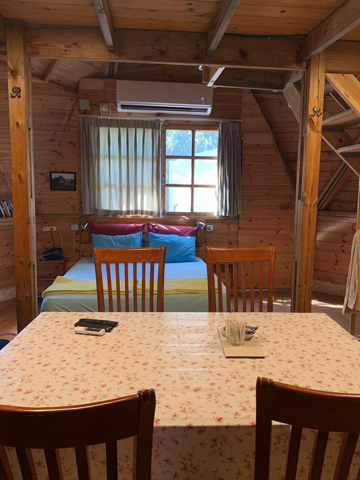 בקתת עץ בחורש במנות - דום גיאודזי - Wooden Cabin In Manot Ngoại thất bức ảnh
