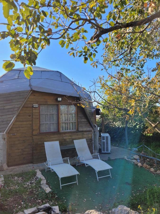 בקתת עץ בחורש במנות - דום גיאודזי - Wooden Cabin In Manot Ngoại thất bức ảnh